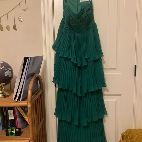 Stunning Fame and Partners emerald green formal dress. - Picture 3 of 3